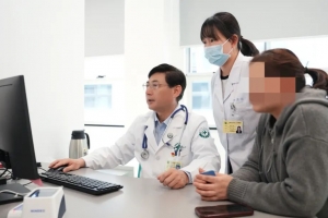专家书记分院坐诊，用心服务百姓健康